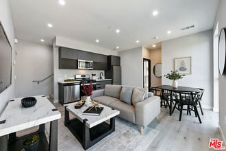 15106 Roxford St in Los Angeles, CA - Foto de edificio - Building Photo