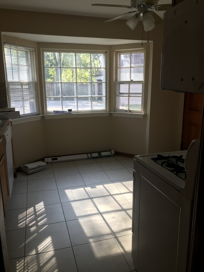 6515 W Center St, Unit 2 in Wauwatosa, WI - Foto de edificio - Building Photo