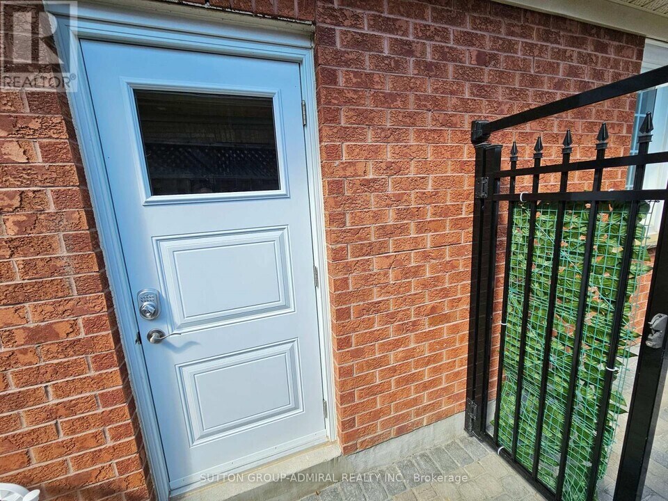 103 Kingsnorth Blvd in Vaughan, ON - Building Photo