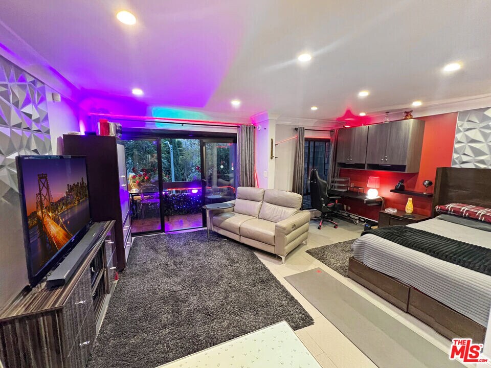 950 Kings Rd in West Hollywood, CA - Foto de edificio