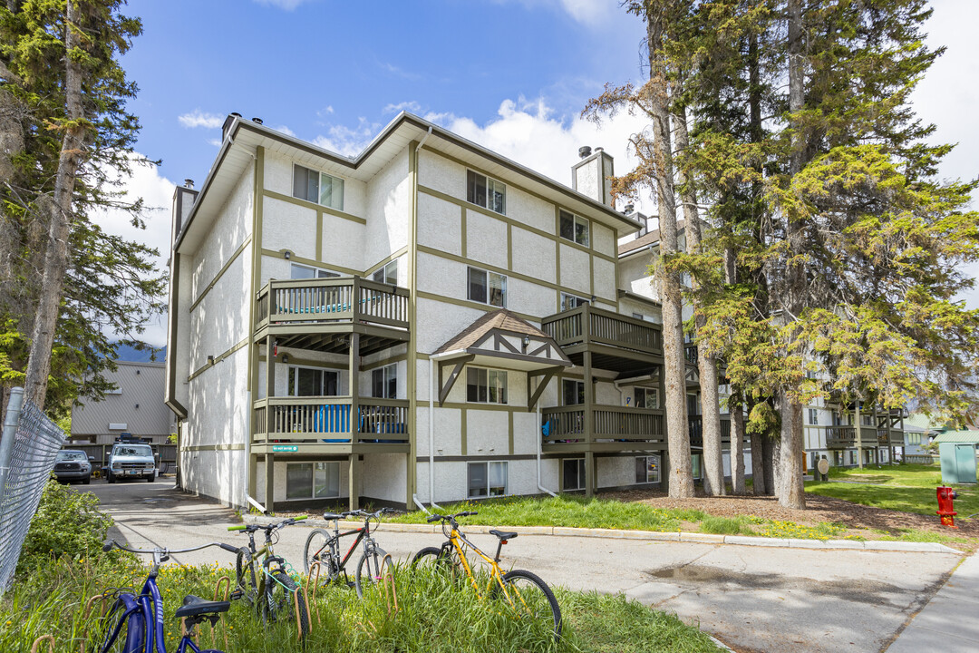 Carbou Creek in Banff, AB - Building Photo