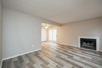 TOWNHOMES AT MCNAUGHTEN in Columbus, OH - Foto de edificio - Building Photo