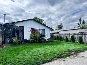 505 S Chehalem St in Newberg, OR - Foto de edificio - Building Photo