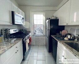 2009 Commonwealth Ave, Unit 10 in Boston, MA - Building Photo