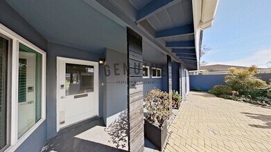 2868 El Rio Cir in Costa Mesa, CA - Building Photo - Building Photo
