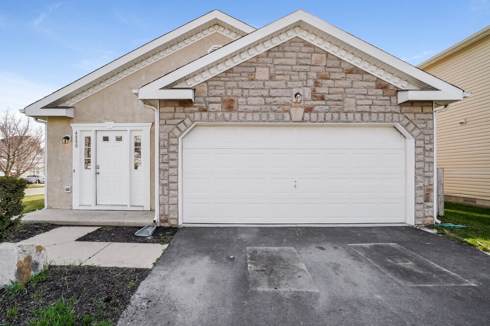 4880 Grimm Dr in Lockbourne, OH - Building Photo