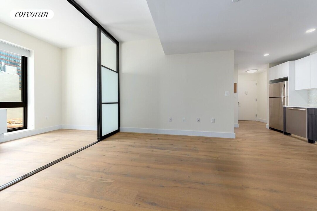 25-21 43rd Ave in Queens, NY - Building Photo