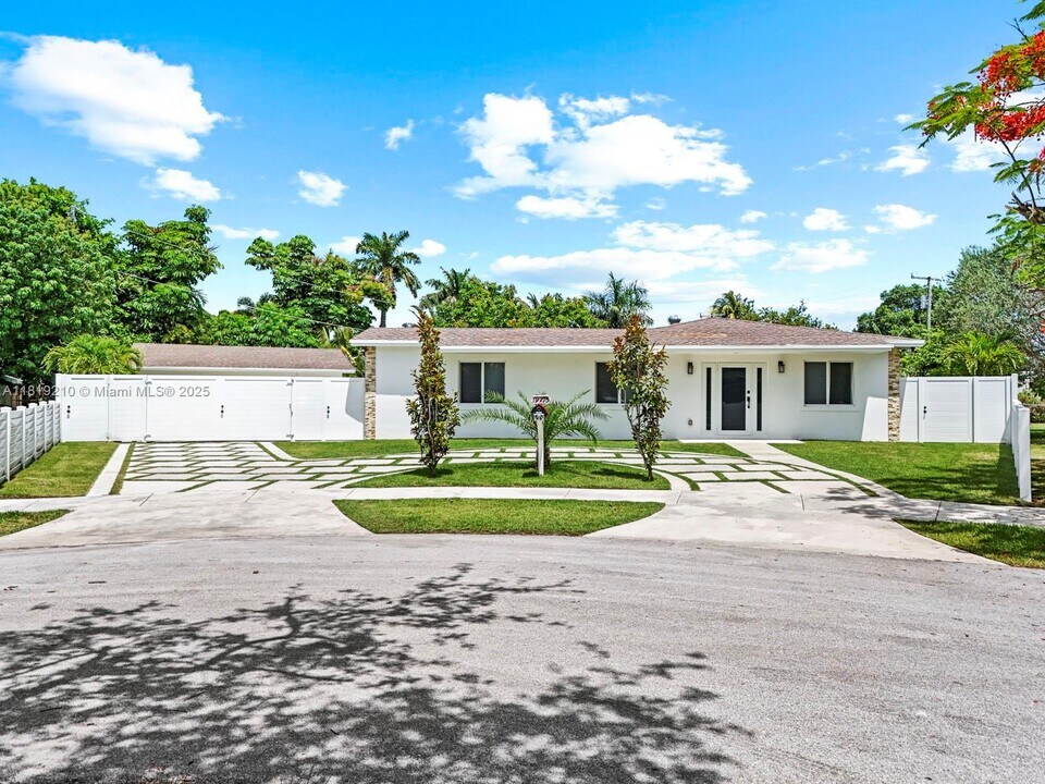 19715 SW 99th Pl in Miami, FL - Building Photo
