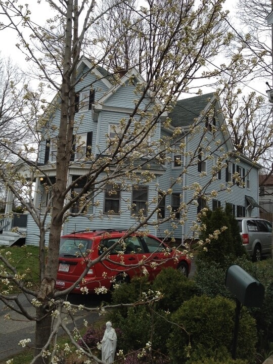 103 Highland St in Marlborough, MA - Building Photo