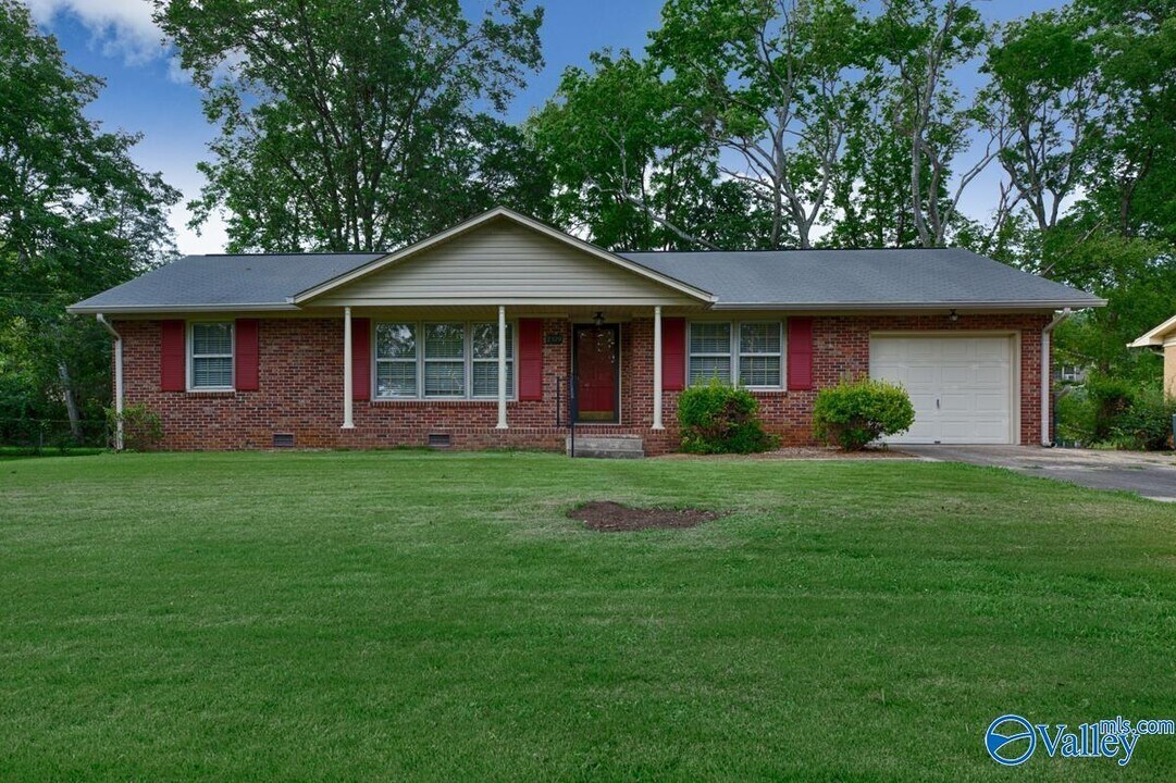 2320 Rodgers Dr NE in Huntsville, AL - Building Photo