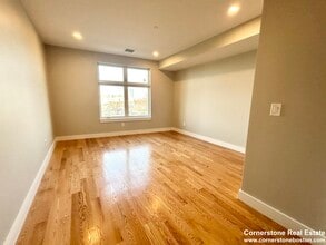 16 Baker Ct, Unit 4 in Boston, MA - Foto de edificio - Building Photo