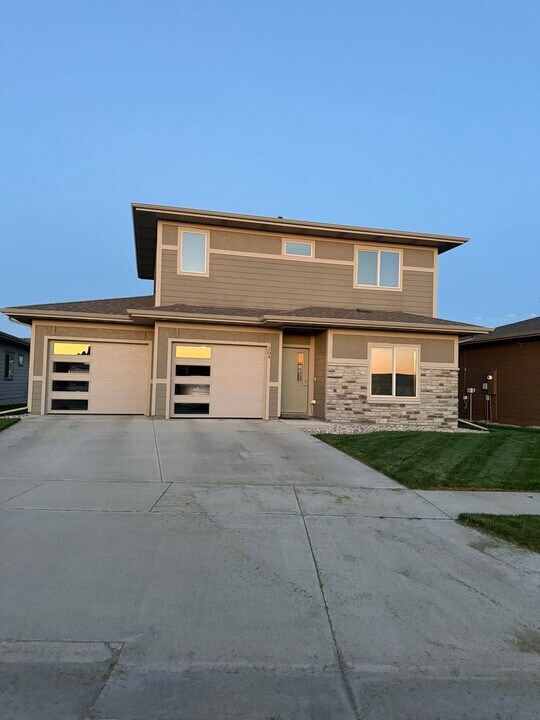 204 Lydia Ct in Harrisburg, SD - Building Photo