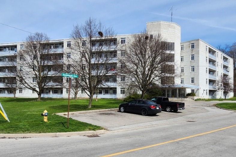 1 Eastchester Avenue in St Catharines, ON - Building Photo