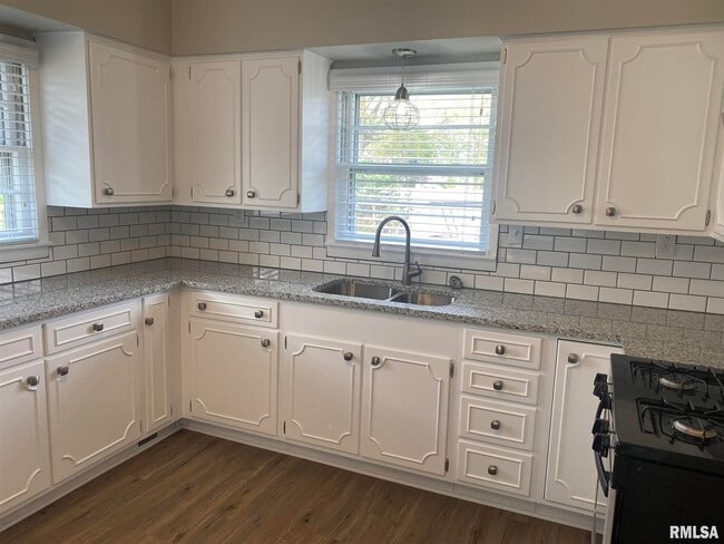 2733 E 18th St in Davenport, IA - Foto de edificio - Building Photo