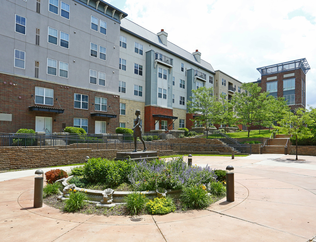 Grande Market Place Apartments in Burnsville, MN