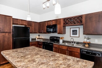 The Landings at Creekside in New Braunfels, TX - Foto de edificio - Building Photo
