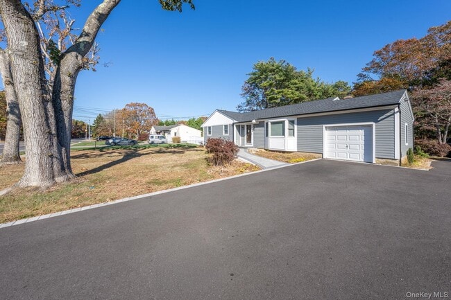 831 Sycamore Ave in Bohemia, NY - Building Photo - Building Photo