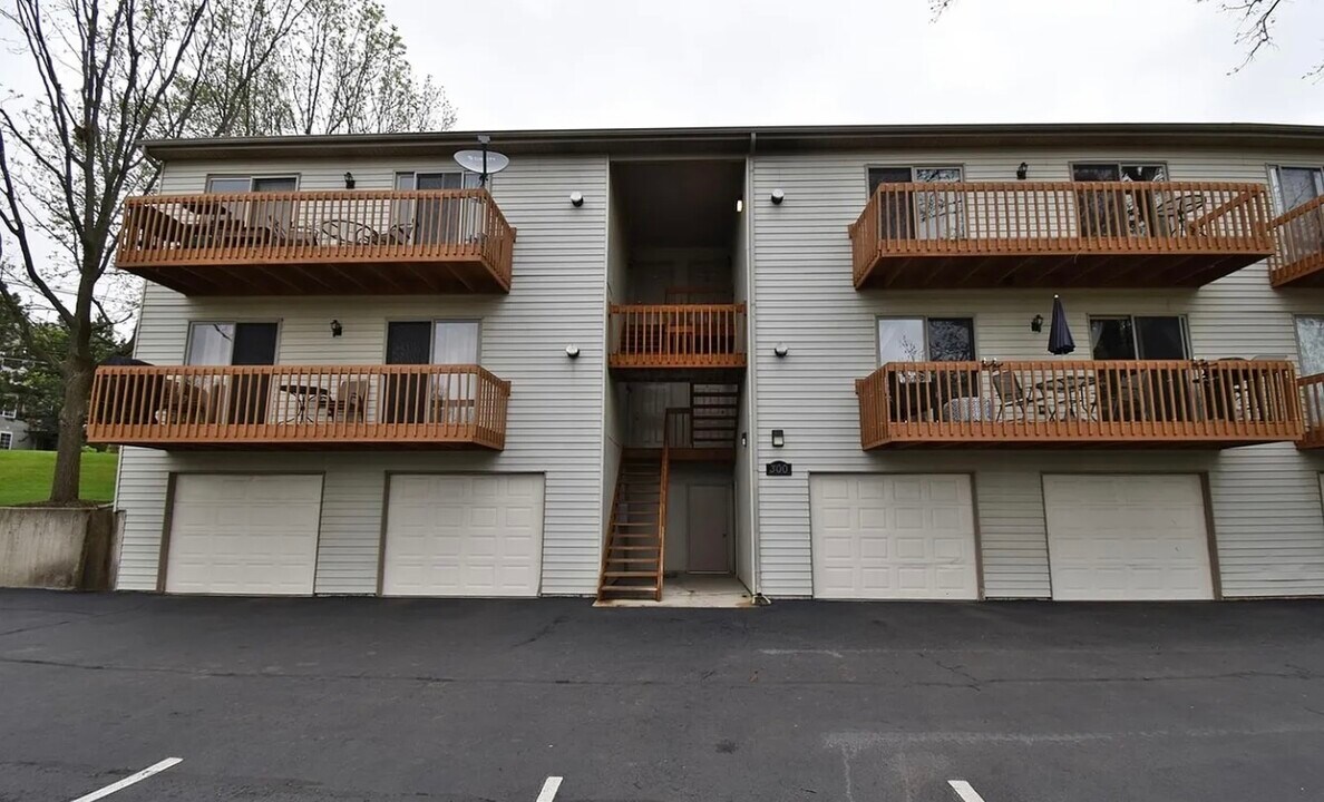 300 Woodridge Cir, Unit #C in South Elgin, IL - Building Photo