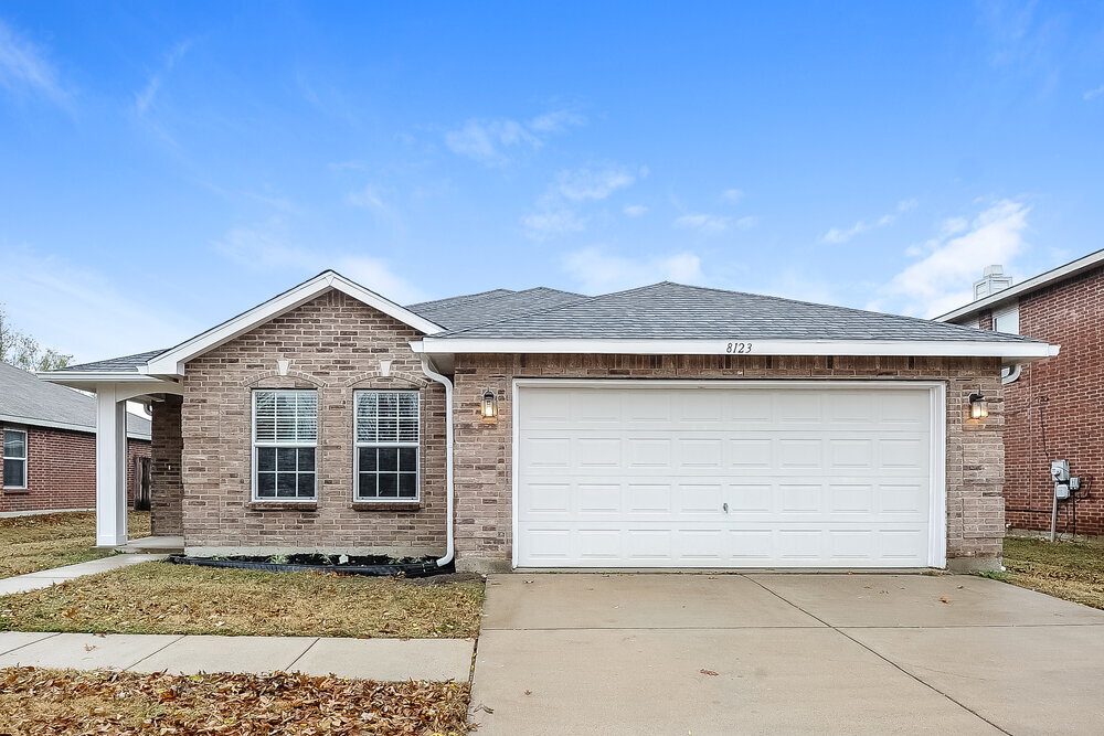 8123 Stowe Springs Ln in Arlington, TX - Building Photo