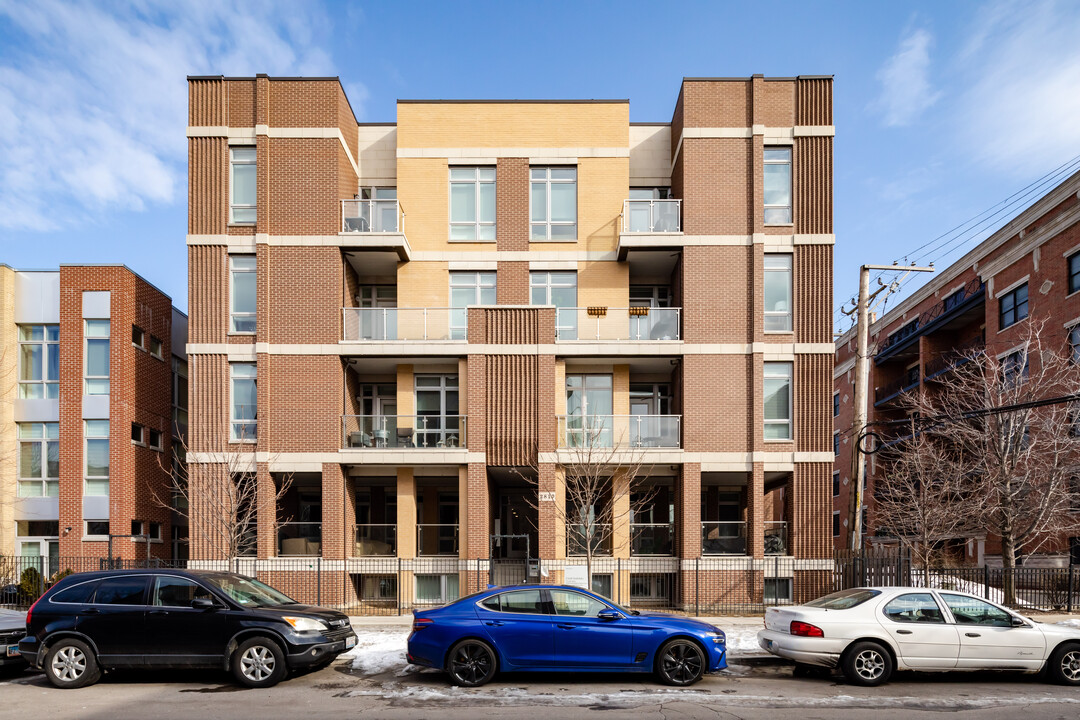 2817 N Oakley Ave in Chicago, IL - Building Photo