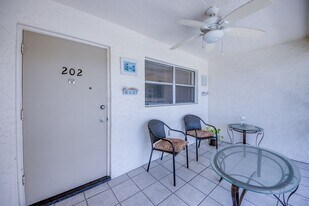 909 SE 46th Ln, Unit 909 SE 46th Ln Unit 202 in Cape Coral, FL - Building Photo