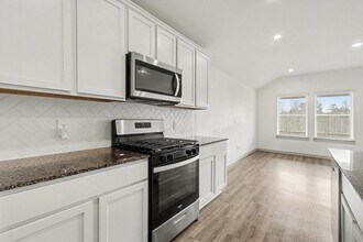 9926 Palm Royal Dr in Baytown, TX - Building Photo - Building Photo