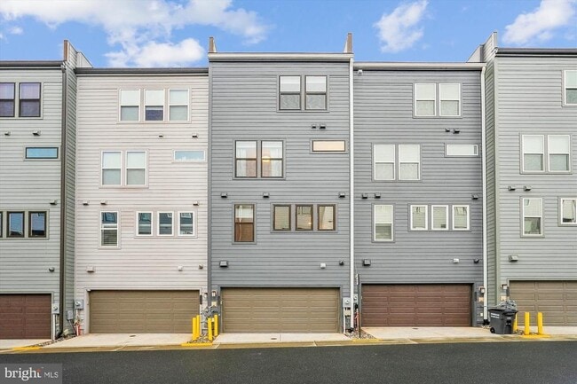 13358 Sherwood Park Ln in Herndon, VA - Building Photo - Building Photo