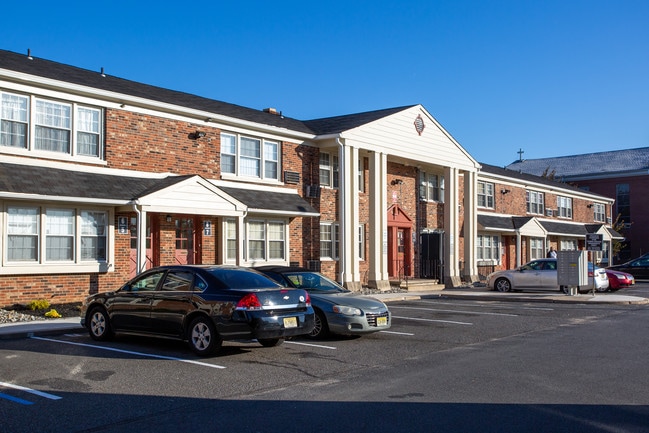 Town House Apartments in Burlington, NJ - Foto de edificio - Building Photo