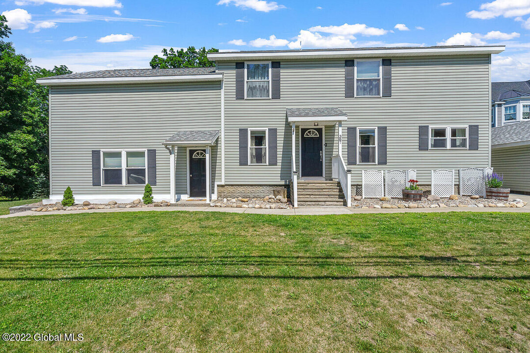 387 Maple Ave in Saratoga Springs, NY - Building Photo