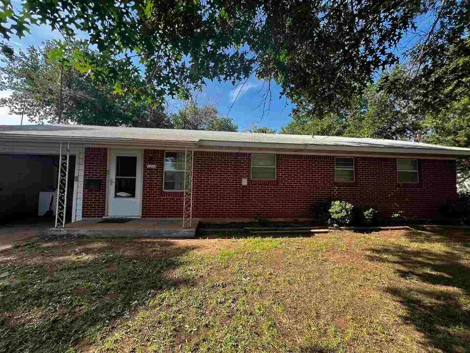 1204 E Spring St in Henrietta, TX - Building Photo