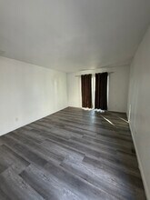 2833 E Le Marche Ave, Unit Apt 201 in Phoenix, AZ - Foto de edificio - Building Photo