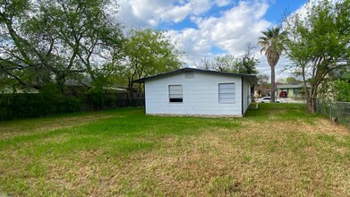 8622 Cape Valley Dr in San Antonio, TX - Foto de edificio - Building Photo