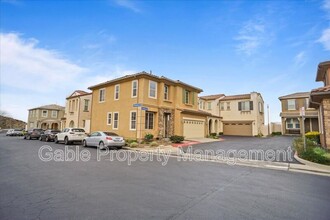 20409 Victory Ct in Santa Clarita, CA - Building Photo - Building Photo