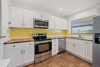 1210 SE Parkview Pl in Stuart, FL - Foto de edificio - Building Photo