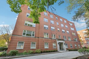 Embassy House in Shaker Heights, OH - Building Photo