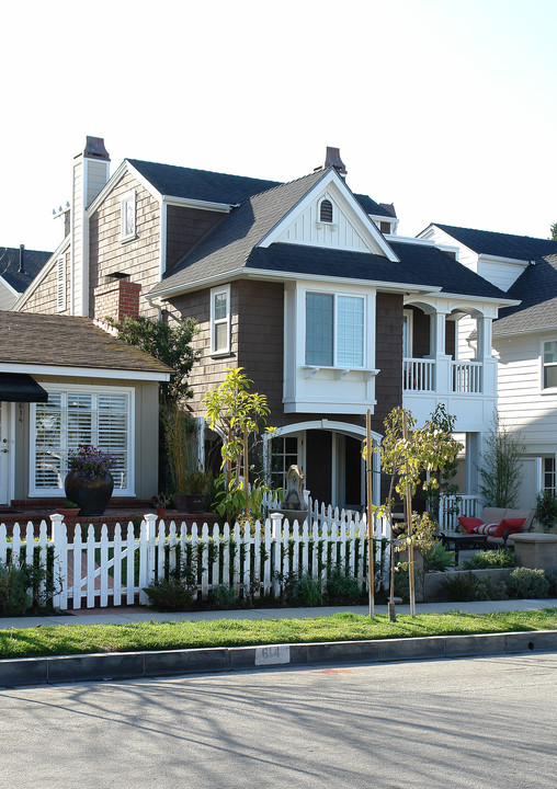 612-612 1/2 Poinsettia Ave in Corona Del Mar, CA - Foto de edificio