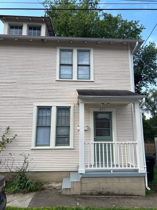 211 Sharp St in Winchester, VA - Building Photo