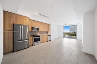 2150 N Bayshore Dr, Unit 0508 in Miami, FL - Building Photo - Building Photo