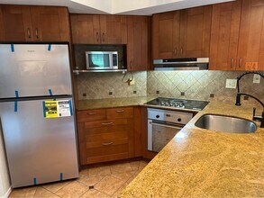 11104 NE 68th St, Unit A104 in Kirkland, WA - Foto de edificio - Building Photo