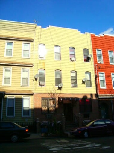 939 Metropolitan Ave in Brooklyn, NY - Foto de edificio - Building Photo