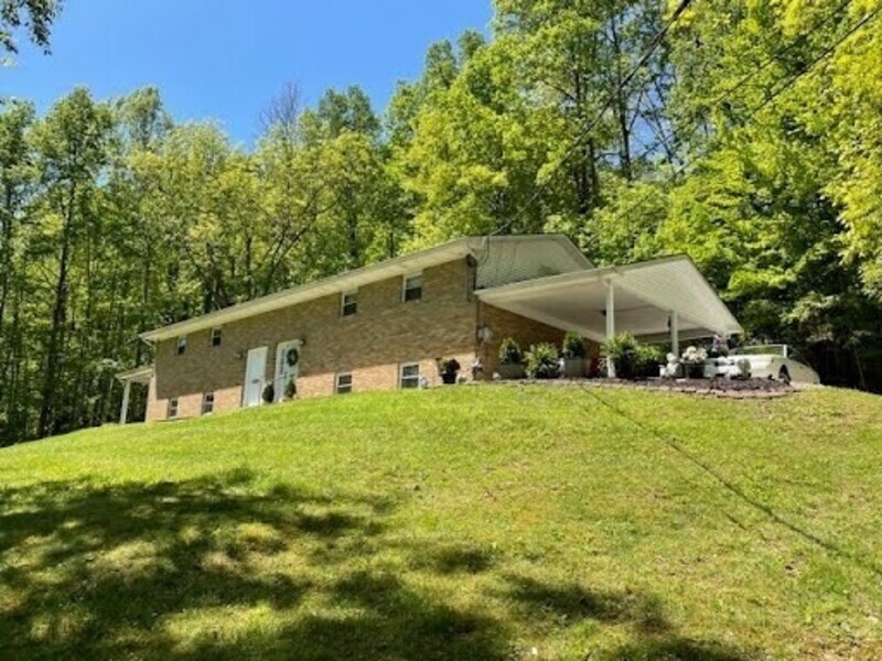 1809 Winding Hill Dr in Sissonville, WV - Foto de edificio