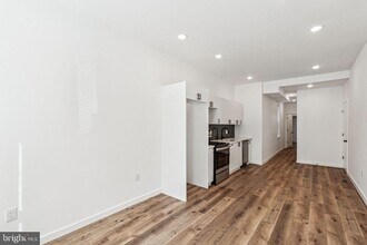 1125 W Cumberland St in Philadelphia, PA - Foto de edificio - Building Photo