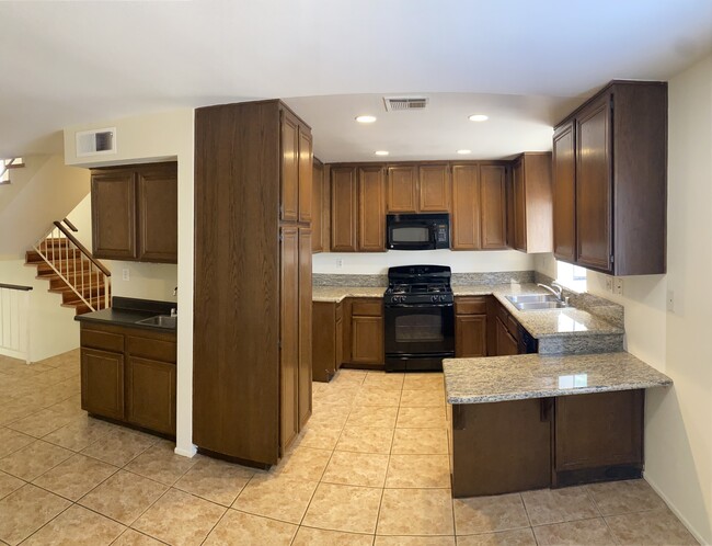 21149 Lassen St, Unit 1 in Chatsworth, CA - Building Photo - Building Photo