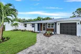975 22nd Ave N in Naples, FL - Building Photo