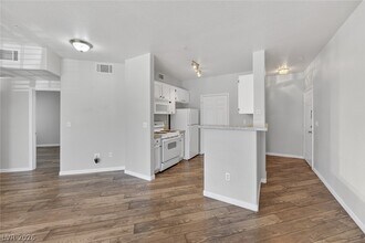 7127 S Durango Dr in Las Vegas, NV - Building Photo - Building Photo