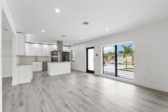 8550 SW 28th St in Miami, FL - Foto de edificio - Building Photo