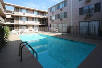 Southoaks Pointe Apartments in Van Nuys, CA - Foto de edificio - Building Photo