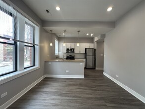 2053 W Iowa St in Chicago, IL - Building Photo - Building Photo