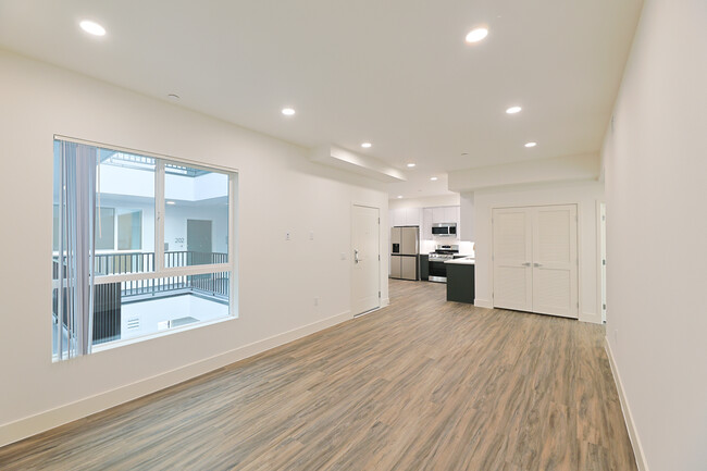 4000 Mont Clair Street in Los Angeles, CA - Building Photo - Building Photo
