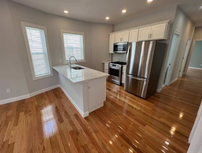 126 Cross St, Unit 5 in Somerville, MA - Foto de edificio - Building Photo